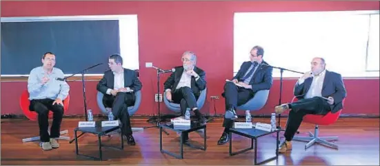  ??  ?? Jordi Gracia, Jordi Amat, Vicenç Villatoro, Antoni Vives y Enric Juliana, en la sala Mirador del CCCB