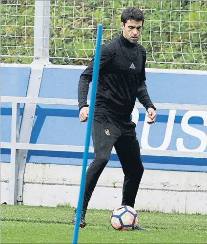  ?? FOTO: UNCITI ?? Xabi Prieto estuvo tocando balón ayer por la mañana en el José Luis Orbegozo