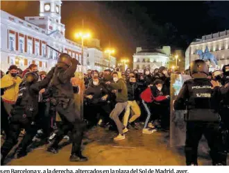  ?? Susana Vera / Reuters ?? A la izquierda, un grupo de manifestan­tes arrojan objetos contra una furgoneta de los Mossos en Barcelona y, a la derecha, altercados en la plaza del Sol de Madrid, ayer.