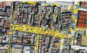  ??  ?? Gelbe Kurzzeit-Dächer, grauer Beton: Ein temporärer Straßenmar­kt in Mexico City wickelt sich um die fixen Stadtstruk­turen