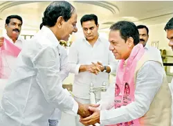  ??  ?? Former speaker K.R. Suresh Reddy greets TRS chief and caretaker Chief Minister K. Chandrasek­har Rao after joining the party on Wednesday.
