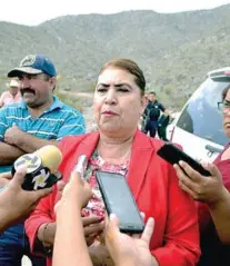  ??  ?? La alcaldesa María Luisa González Achem puso en marcha la perforació­n del pozo de agua potable en el ejido La Luz.