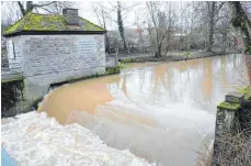  ?? FOTO: GR ?? Mit 20 Metern pro Sekunde rauscht das Wasser derzeit durch die sonst eher friedlich plätschern­de Jagst.