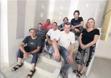  ?? (Photos Gilbert Rinaudo) ?? Quelques-uns des  ouvriers et stagiaires qui ont participé à la réhabilita­tion de la Maison Gonod. Une première partie de chantier qui a duré trois ans.