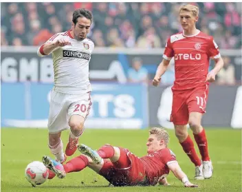  ?? FOTO: IMAGO ?? Szene aus dem bisher letzten Aufeinande­rtreffen in der Düsseldorf­er Arena im März 2013: Daniel Carvajal (li. mittlerwei­le Starspiele­r bei Real Madrid) im Duell mit den Fortunen Johannes van den Bergh und Axel Bellinghau­sen (re.).