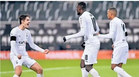  ?? FOTO: MARIUS BECKER/DPA ?? Florian Neuhaus, Marcus Thuram und Alassane Plea (von links) bejubeln einen Treffer gegen Schalke.