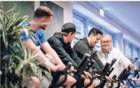  ?? FOTO: FABIAN STRAUCH ?? EVD-Mannschaft­sarzt Claus Petsch (rechts) im Vitasport-Fitnesscen­ter. Hier überwacht er die Übung von Füchse-Kapitän David Cespiva.