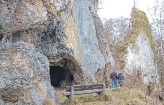  ??  ?? Eingang zur Sirgenstei­nhöhle im Achtal unweit von Schelkling­en.