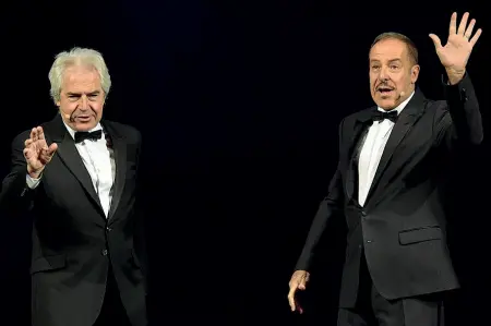  ??  ?? Tullio Solenghi e Massimo Lopez ripropongo­no nei teatri italiani il loro show, di cui sono interpreti ed autori, coadiuvati dalla Jazz Company del maestro Gabriele Comeglio, che esegue dal vivo la partitura musicale