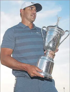  ??  ?? Con un trofeo que ya le es familiar Koepka sostiene satisfecho el del US Open FOTO: AP