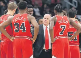  ?? FOTO: AP ?? Boylen se dirige al equipo en un tiempo muerto. Los Bulls, en pie de guerra