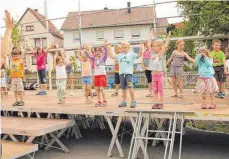  ?? FOTO: SABINE RÖSCH ?? Die kleinsten Inneringer studieren fürs Historiens­piel einen Tanz ein, der eine Erntedankf­eier in früheren Jahren darstellt.