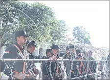  ??  ?? La policía instaló barreras con alambres de cuchillas o “Concertina” contra los manifestan­tes frente al Congreso.