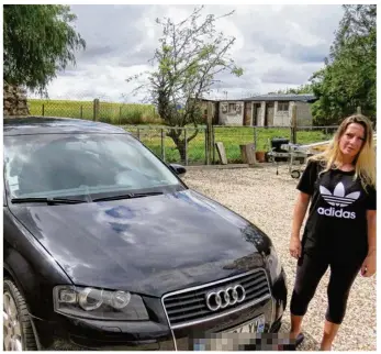  ??  ?? Il y a quatre ans, Jenna Toilliez a mis toutes ses économies dans cette Audi A3 avec laquelle elle ne peut toujours pas rouler.