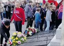  ??  ?? Chaque enfant était invité à déposer un lumignon au pied du Monument aux Morts