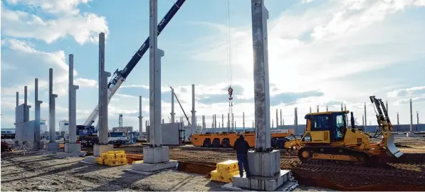  ?? Foto: Marcus Merk ?? Auf 70 000 Quadratmet­ern entstehen in Herbertsho­fen in direkter Nähe zum Stahlwerk ein Komplex für die Stahlvered­elung und ein Zentrallag­er.