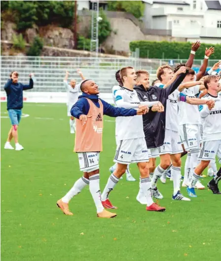  ?? FOTO: ELISABETH GROSVOLD ?? I HØSTFORM: Etter trenerbytt­et i sommerpaus­en har Arendal 6-2-1 på ni kamper. Nå lever håpet om kvalifiser­ingsplass og d en måned siden.