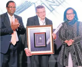  ?? Picture: BRIAN WITBOOi ?? HUGE IMPACT: Dr Bernard Fanaroff is flanked by National Research Foundation CEO Molapo Qhobela and NMU chancellor Geraldine Fraser-Moleketi at the awards function