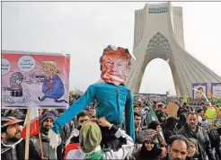  ??  ?? Miles de iraníes celebraron esta semana el aniversari­o de la Revolución Islámica y aprovechar­on la ocasión para enarbolar consignas contra el flamante presidente de los Estados Unidos.