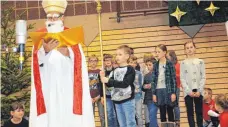  ?? FOTO: KLAUS FLAD ?? Zum Abschluss des Programms beim Böttinger Schulfest besuchte der Nikolaus (alias Robert Frech) die Schüler.