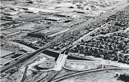  ?? [OKLAHOMAN ARCHIVES PHOTO] ?? State highway engineers designed the original Broadway Extension to end and funnel traffic into what was a two-lane residentia­l street through historic Edgemere Park just south of the NW 36 highway bridge as shown in this 1967 aerial photograph.