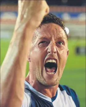  ?? FOTO: MONTILLA ?? Edgar Hernández celebra el ascenso logrado por el Sabadell ante el FC Barcelona B