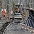  ?? Foto: Mike Jäger ?? Die Straße zur Bergbaude wird aufgegrabe­n, weil neue Stromkabel verlegt werden müssen. Doch was hat es mit dem zweiten Kabel auf sich?