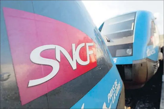  ?? REGIS DUVIGNAU / REUTERS ?? Dos combois de la companyia ferroviàri­a francesa SNCF adscrits a la línia regional (Ter) del Pays de la Loire