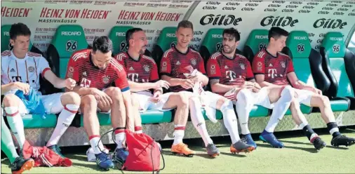  ??  ?? SUPLENTES DE LUJO. Müller, Hummels, Ribéry, Kimmich, Javi Martínez y Lewandowsk­i empezaron en el banquillo pensando en el Madrid.