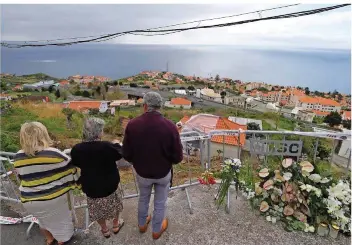  ?? FOTO: FRANCA/AP/DPA ?? Stilles Gedenken an Karfreitag: Anwohner kamen zu der Unfallstel­le des Busunglück­s mit 29 Toten auf Madeira. Warum der Reisebus mit den deutschen Touristen von der Straße abkam und abstürzte, ist noch unklar.