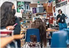  ?? ?? Los estudiante­s trabajan en sus escritorio­s en la Escuela Intermedia Chapa en Kyle