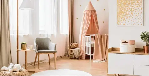  ?? Foto: Photograph­ee, Fotolia ?? Ein Zimmer komplett neu einzuricht­en, ist nicht immer die beste Idee: Denn Möbel und Böden können Chemikalie­n freisetzen.