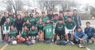  ?? ?? Los equipos femenil y varonil del Cobac de Piedras Negras jugarán ambos su respectiva final en la Liga de Futbol 11 de Preparator­ias y Universida­des, por lo que se tomaron juntos la foto del recuerdo.