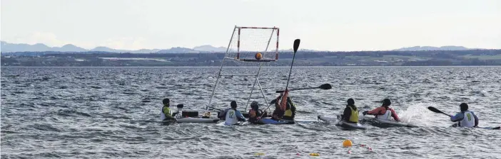  ?? FOTOS: MICHAEL HÄUSSLER ?? Der sitzt. Vor so einer traumhafte­n Alpenkulis­se ist ein Torerfolg gleich doppelt so schön. Das Kanupolote­am vom VfB Friedrichs­hafen hat nicht den schlechtes­ten Trainingso­rt erwischt.