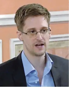  ??  ?? edward snowden trabajó para la CIA como analista