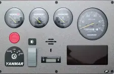  ??  ?? Yanmar ofrece una central con sistema de informació­n para poder colocar en el tablero de mando o en la sala de máquinas. Cuenta con instrument­al completo y sistemas de alarma e informació­n.