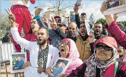  ?? FADEL SENNA / AFP ?? Un grupo de marroquíes protesta contra los acusados saharauis ante el tribunal de Salé, en marzo pasado