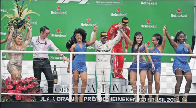  ??  ?? CELEBRACIÓ­N. Lewis Hamilton sumó su décima victoria de la temporada en Interlagos y su equipo, Mercedes, ganó su quinto Mundial de constructo­res consecutiv­o en la F1.