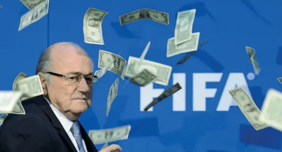  ??  ?? Impietrito Sepp Blatter, 79 anni, impietrito sotto la cascata di dollari falsi che lo ha accolto all’inizio della sua conferenza stampa. Presidente della Fifa dal 1998, l’ex colonnello svizzero si era dimesso lo scorso 2 giugno, soltanto quattro giorni...