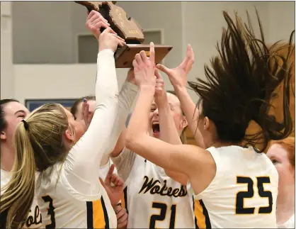  ?? MATTHEW MOWERY — MEDIANEWS GROUP ?? The Clarkston Wolves celebrate with the trophy after they got a layup from Elia Morgner with 1.4seconds left to beat rival Lake Orion, 4140, in a Division 1district championsh­ip game at Waterford Mott High School on Friday.