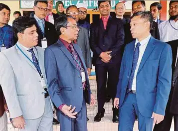  ?? PIC BY ROZAINAH ZAKARIA ?? Fisheries Department director-general Datuk Munir Mohd Nawi (right) at the launch of the Internatio­nal AcousticTr­aining Course for Capacity Building Programme of an OIC Country — Bangladesh in Chendering, Terengganu, yesterday.