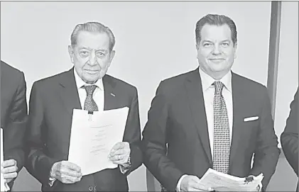  ??  ?? ▲ Miguel Alemán Velasco y Miguel Alemán Magnani al anunciar la compra de la parte de Televisa de Sistema Radiópolis. Foto cortesía Grupo Coral