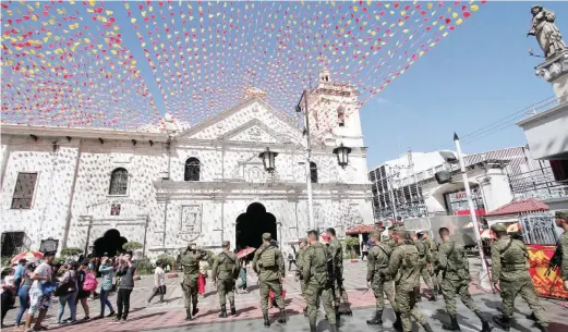  ??  ?? BASILICA SECURITY– Police officers deploy at the Basilica Minore del Sto. Niño as security preparatio­ns for the Sinulog festival shift into high gear Tuesday. (Juan Carlo de Vela)