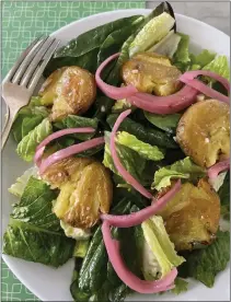  ?? PHOTO BY CATHY THOMAS ?? This green salad with spinach, romaine lettuce and basil is topped with freshly baked smashed potatoes and a honey-mustard vinaigrett­e.