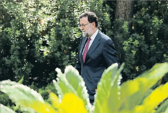  ?? BALLESTERO­S / EFE ?? Mariano Rajoy, el lunes en los jardines del palacio de Marivent, en Palma, donde fue recibido en audiencia por el rey Felipe