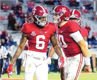  ?? GARY COBSY JR./TUSCALOOSA NEWS VIA ASSOCIATED PRESS ?? Alabama wide receiver DeVonta Smith (6) and quarterbac­k Mac Jones (10) are two Heisman Trophy finalists and present a significan­t challenge to Notre Dame in Saturday’s game at AT&T Stadium.