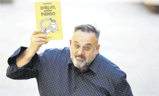  ?? ÁNGEL DE CASTRO ?? Javier Royo Espallarga­s (Zaragoza, 1972), conocido artísticam­ente como Javirroyo, ayer en Zaragoza con su nuevo libro.