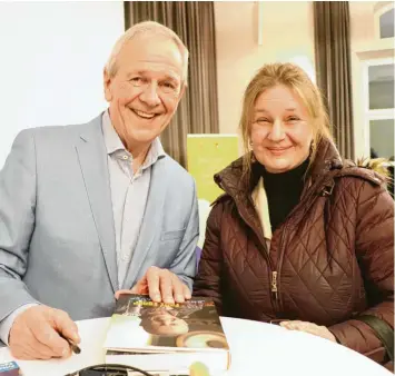  ?? Foto: Ulrike Hampp-Weigand ?? Fritz Egner beim Literaturf­estival in Mertingen, hier mit einer Besucherin, für die er sein – vergriffen­es – Buch „Mein Leben zwischen Rhythm & Blues“signiert.