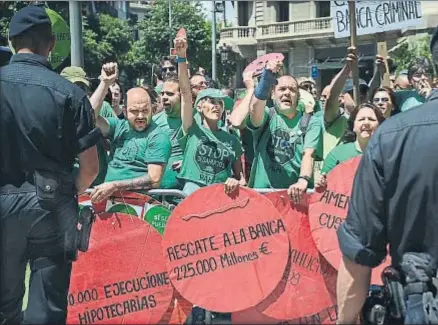  ?? XAVIER CERVERA ?? No hay informació­n sobre si algún desahucio (en la foto miembros de la PAH) ha sido por las cláusulas suelo