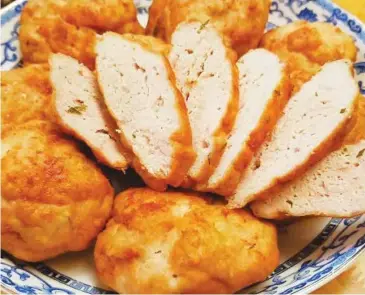  ?? Photo baothaibin­h.com.vn ?? MUST EAT: A plate of tasty grilled chicken nugget that everyone wishes to try.